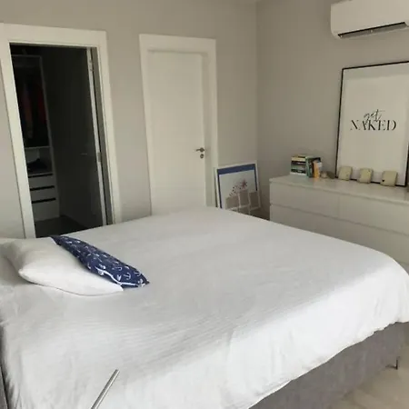 Vila Di Lusso Con Piscina E Piccola *
