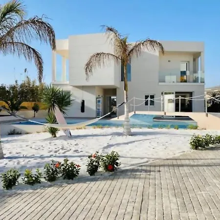Di Lusso Con Piscina E Piccola Villa